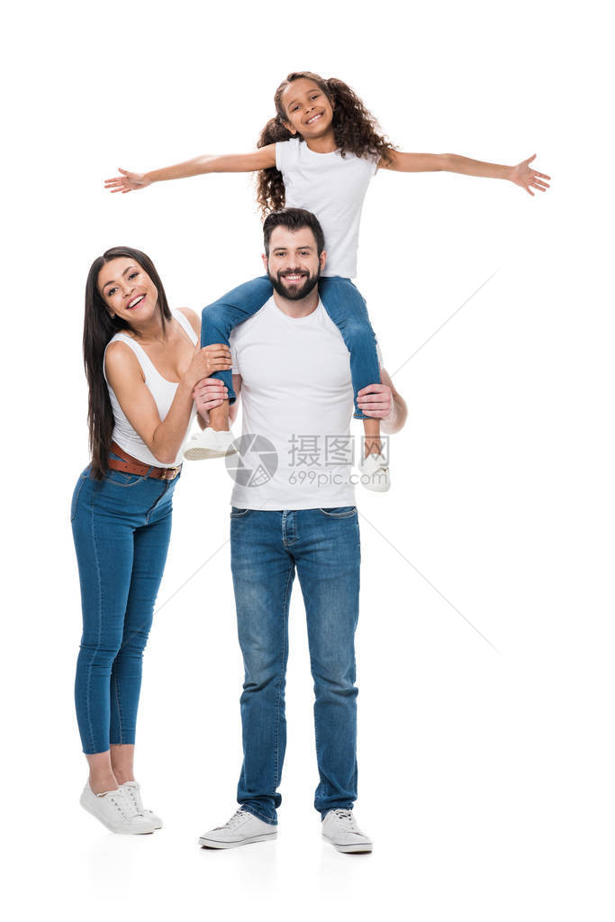 女人看着照相机而丈夫和女儿骑着白衣孤立图片