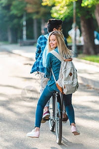 学生在街上一起骑自行图片
