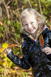 秋天大自然中小女孩的画像图片