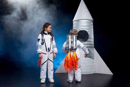 身着宇航员服装的男女小男孩女图片
