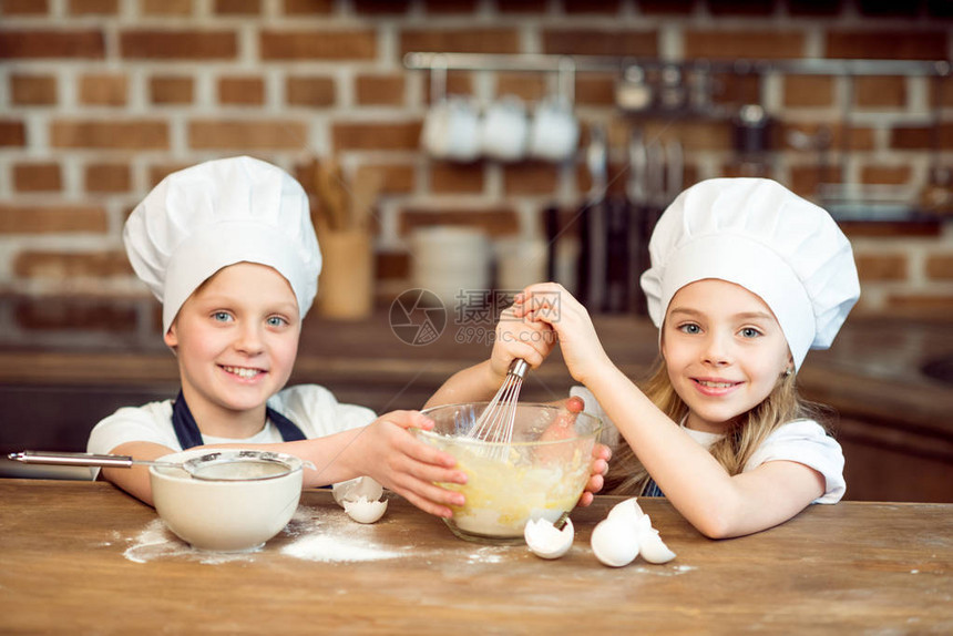 微笑的孩子们在厨师帽子上画像图片