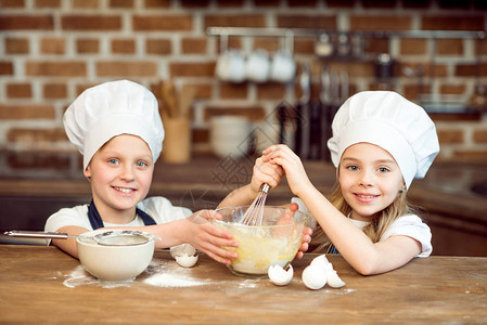 微笑的孩子们在厨师帽子上画像图片