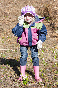 小女孩在春季时穿着带雪图片