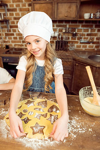 厨师帽上小女孩的肖像在厨图片