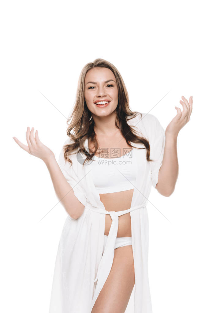 穿着白衣的快乐女人的肖像看着镜头用举起的手在图片