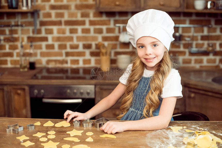 厨师帽上小女孩的肖像在厨图片