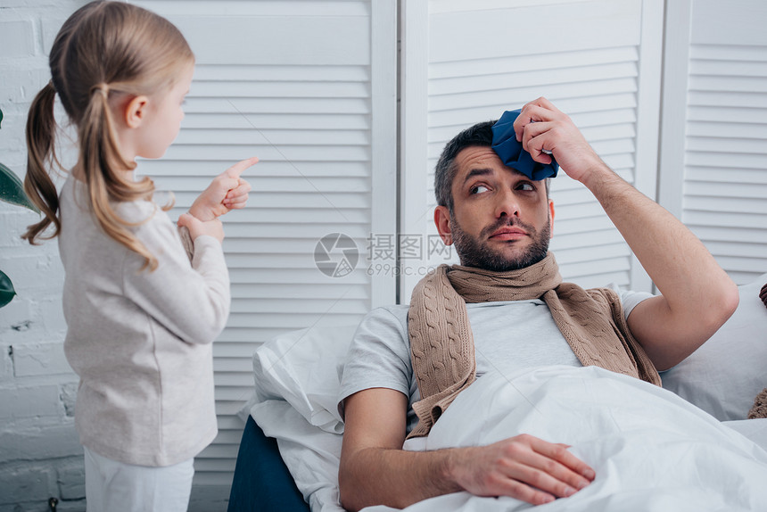 女儿指着生病的爸在卧图片
