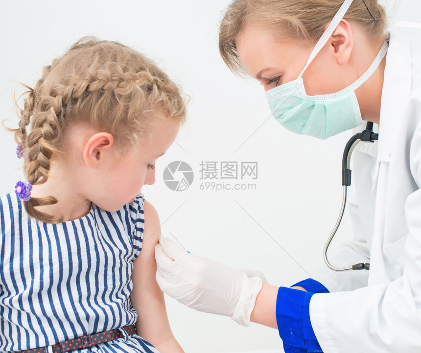 女医生为小女孩接种疫苗图片