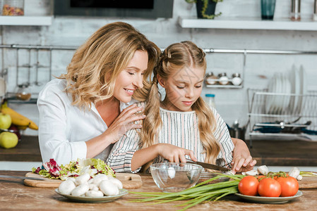 成年快乐母亲教她女儿怎么煮饭并教小图片