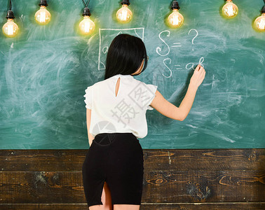 数学老师在黑板上写字图片
