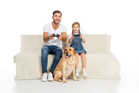 父亲和女儿玩电游戏图片