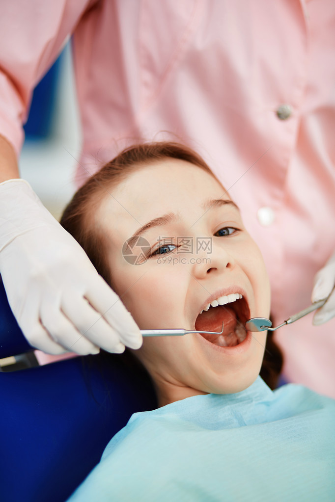 在牙科诊所进行口腔检图片