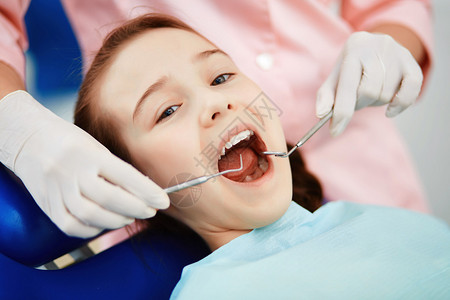 在牙科诊所接受牙科检查时开口剖图片