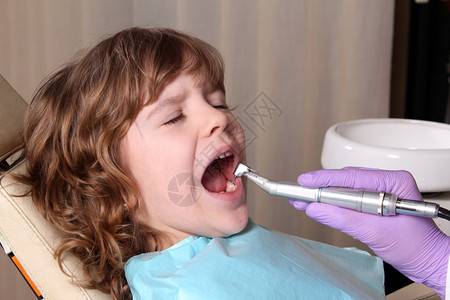 牙医的儿童患者图片
