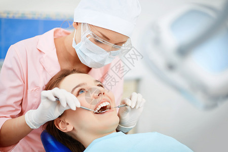 在牙科诊所做口腔检图片