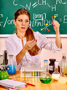 有试管的化学老师在课堂上准备课程图片