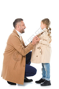 时尚的父亲和女儿穿着白边上孤图片