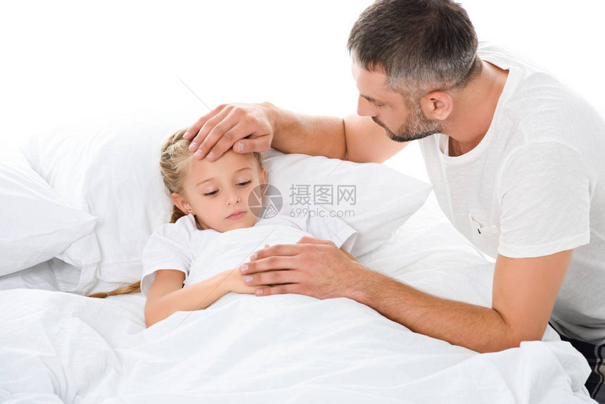 父母亲触摸生病女儿额头床上有温度在白图片