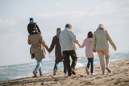幸福的多代家庭在海边共度时光图片