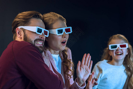 带着3D眼镜的惊吓家庭一起看电影图片