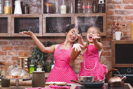 年轻的母亲和女儿一起在厨房做饭图片