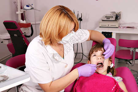 女牙医从牙里取出牙齿图片