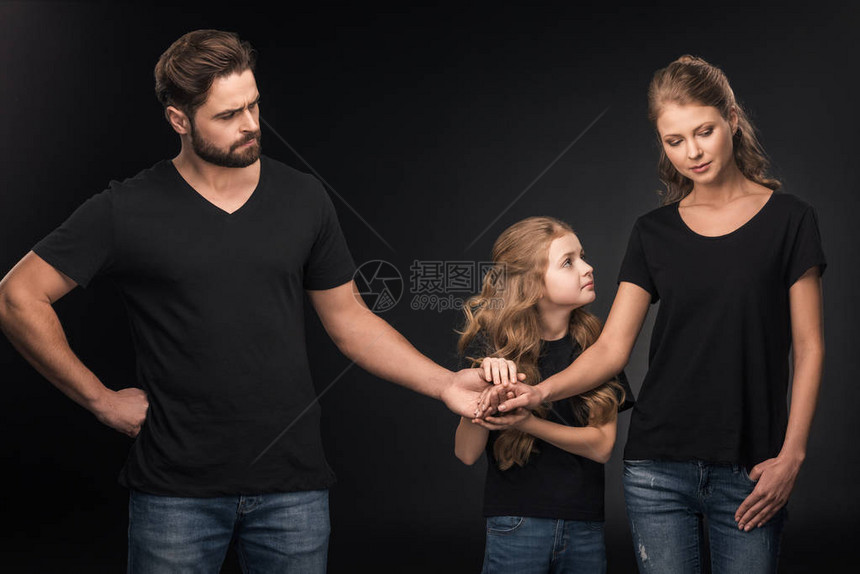 父母和女儿不开心手牵图片