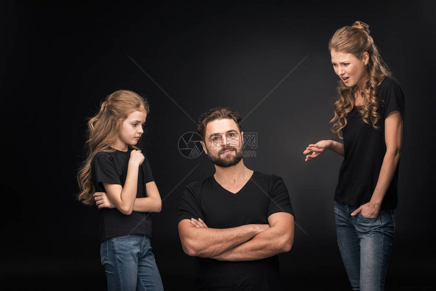 母亲和女儿在父亲的争吵中与父亲坐在一起图片