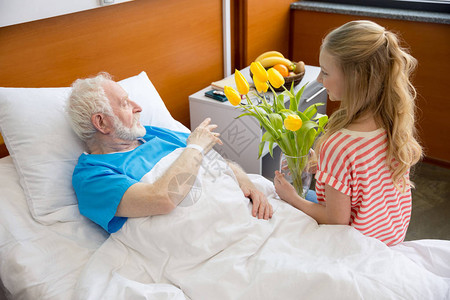 病床上的高级病人和他的孙女拿图片