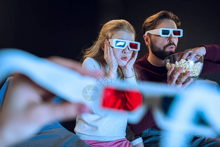3D眼镜的父女惊吓看电影吃黑边图片