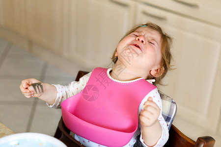 哭啼的女婴托德勒不吃东西歇斯底里的孩子自图片
