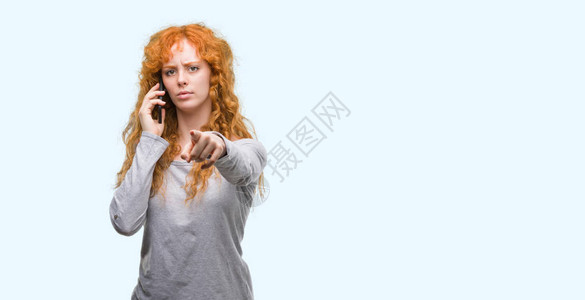 红发女青年在电话上讲话图片