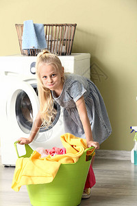 在家洗衣服的小女孩图片