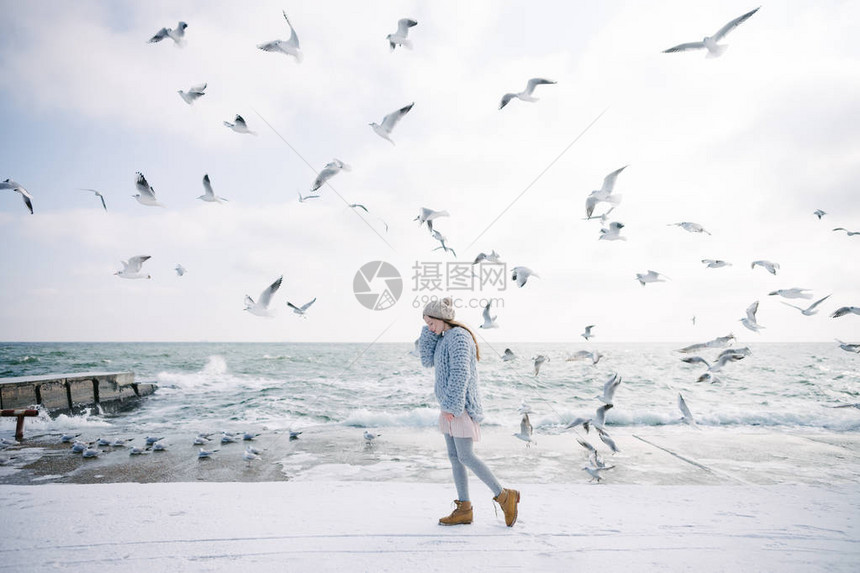 时尚的年轻女孩在冬季海图片