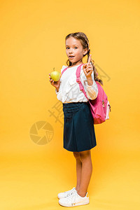 可爱的小学生抱着苹果用手指图片