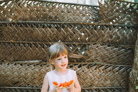 可爱的小可爱女孩吃西瓜图片