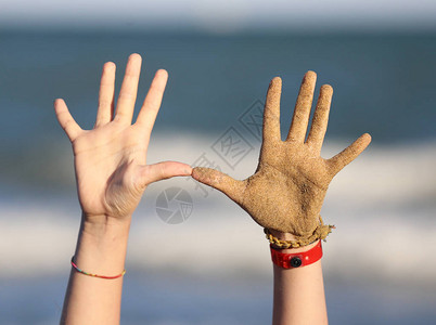 十只手指和两只手一个孩子在图片