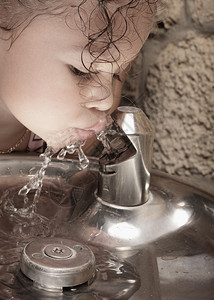 从喷泉饮水的幼儿图片