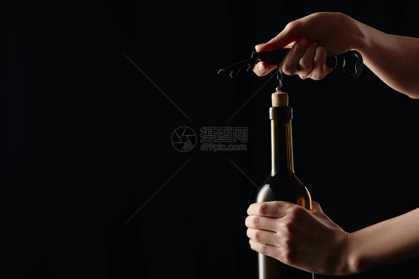 部分观察女打开酒瓶用黑色隔离的cor图片