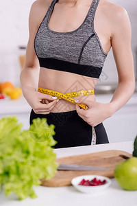 厨房新鲜食物附近腰部测量腰部运动女图片