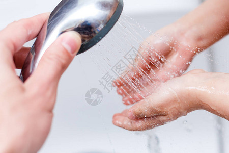 小女孩用水洗手特写图片