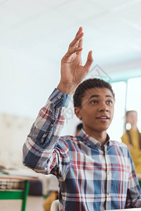 手举臂的非裔美国青少年学生和同学在课堂图片
