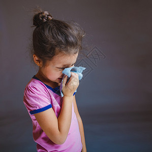 年幼少女在灰色背景下流鼻图片