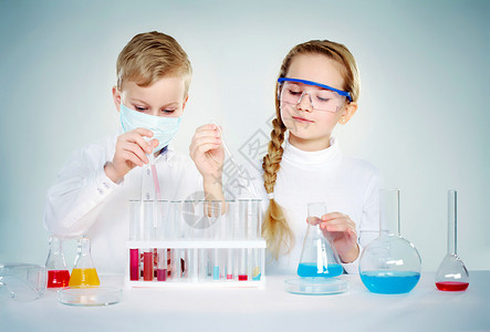 做化学实验的两个孩子图片