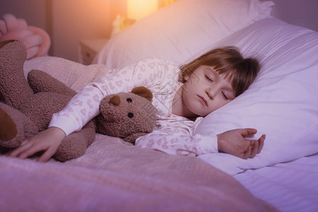 可爱的小女孩晚上睡在床上图片