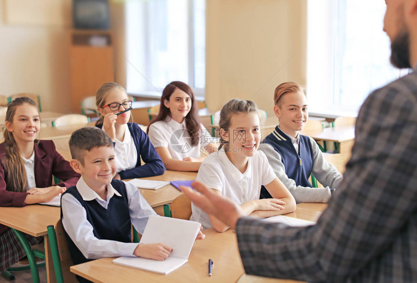 学生在课堂上听老师图片