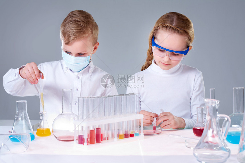 两个孩子在实验室做化学实验图片