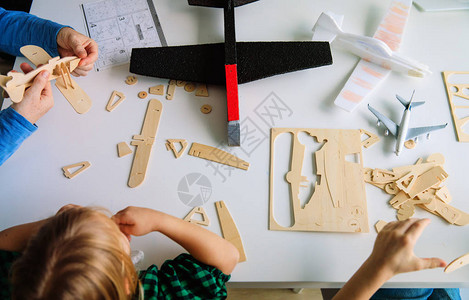 教师和学生制作玩具木制飞图片