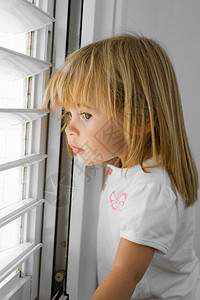 窗边的小女孩图片