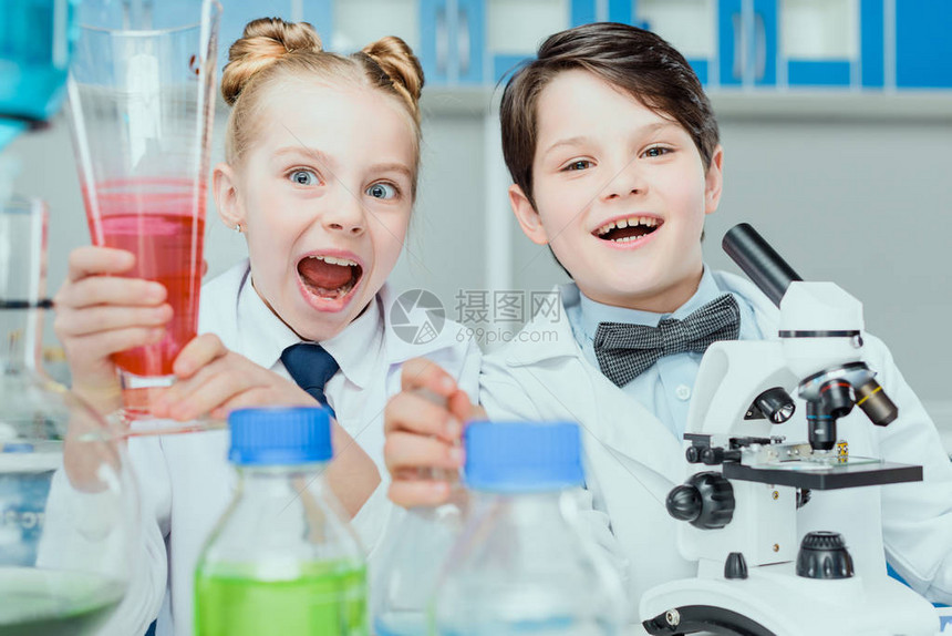 穿白大褂的小科学家在科学实验室用试剂和图片